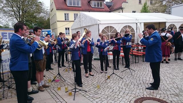 Auftakt macht die Stadtkapelle ........