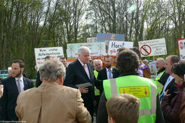 Horst Seehofer hat keine Berührungsängste mit den Demonstranten.