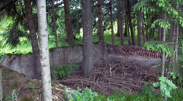 Fragmente der ehemaligen Totenbunkers (liegt außerhalb des ursprünglichen Lagerbereiches) Nach Aussagen ehem. KZ-Häftlinge wurde dieses Bauwerk als "Leichenhaus" benutzt, in denen dort den Toten die Goldzähne herausgebrochen, gesammelt und nach dachau abgegeben wurden. Von hier wurden dann die Toten durch Totenkommandos zu den Massengräbern im Westen des Lagers gebracht. Der Totenbunker hat bis heute bei vielen Überlebenden eine große emotionale Bedeutung. | Foto: M. Deiler/HC-GdSt.-LL