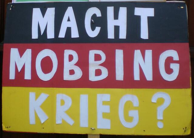 Kinderfrage zum 1. Mai 2001 - hier: am 1. Mai 2015 auf dem BAKI-Plakat vor dem "Bremer Friedenstor" (s. GOOGLE)