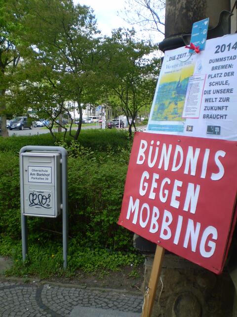 BAKI-Plakat zum 1. Mai 2015 vor der Oberschule Am Barkhof in Bremen