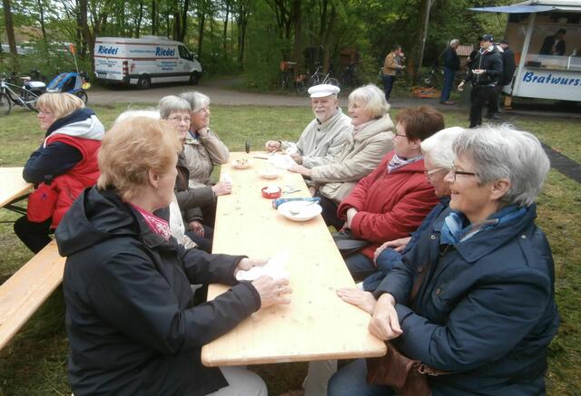 Alt-Lindener "Stammtisch". In Linden kennt man sich.