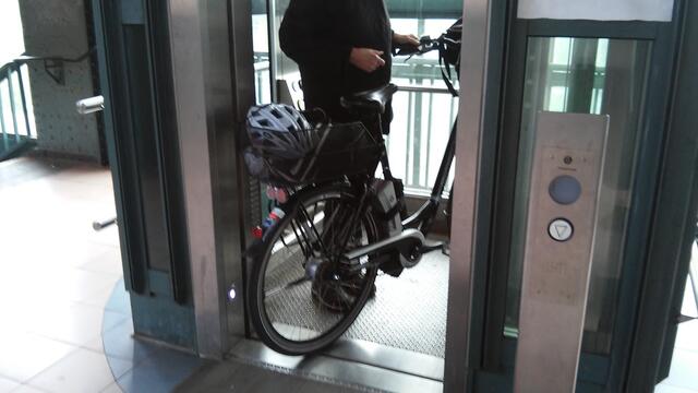 Verbesserungswürdig  Bahnhof HH-Harburg: Der Lift ist noch nicht mal für normale Räder passend, mit E-Bikes hat man keine Chance und muss die Treppe (ohne Laufrille) hoch!