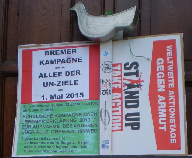 (symbolische) "Bremer Friedentaube" (s. GOOGLE) am 1. Mai 2015 vor dem "Bremer Friedenstor" (s. GOOGLE)