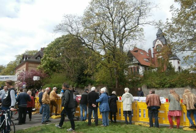 Im Hintergrund Jazzklub (links) und ehemalige Osmers-Villa.