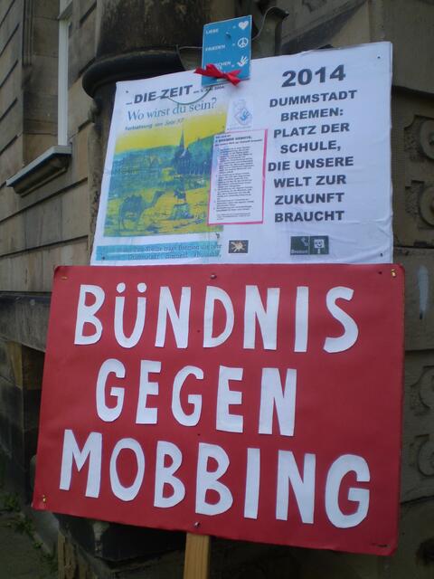BAKI-Plakat zum 1. Mai 2015 vor der Oberschule Am Barkhof in Bremen