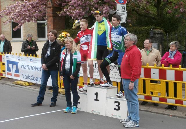 Siegerehrung > Jugend: Sieger: Domenic Karrasch, Radsport-Gemeinschaft Hamburg. Zweiter: Ansgar Uhrmacher, Osnabrück Sportclub, Dritter: Johannes Hodapp, RSV Gütersloh 1931 e. V.