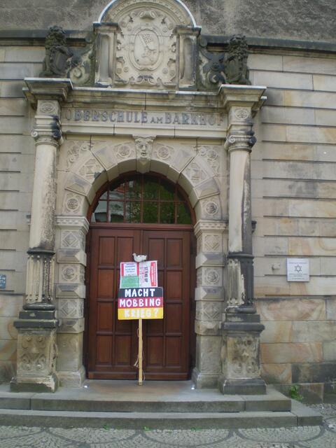 BAKI-Plakat zum 1. Mai 2015 im "Bremer Friedenstor" (s. GOOGLE)