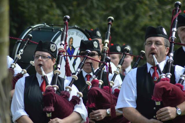 Der erste Tag im Zeichen der Pipe Bands