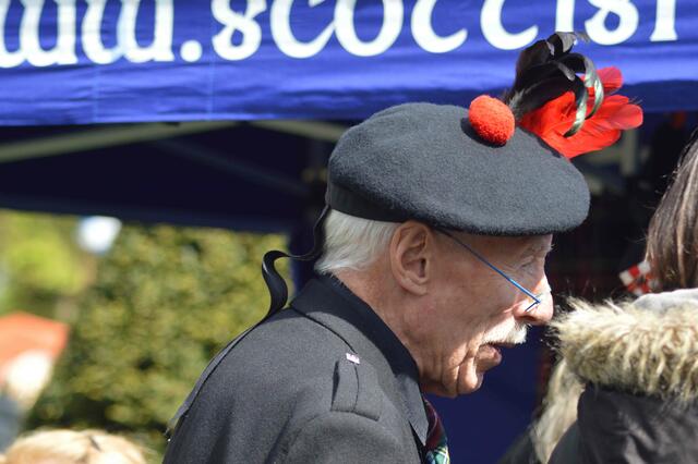 Typischer Balmoral Bonnet mit Bommel