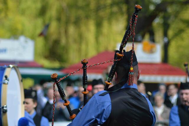 Der Piper trägt einen Glengary auf dem Kopf