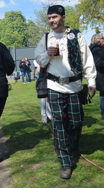 Statt Kilt wird hier  eine Hose (Trews) in Clan Farben tragen.