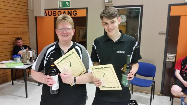 Birgit Öhlschläger und Henry Götte gewinnen die Vereinsmeisterschaft im Doppel.