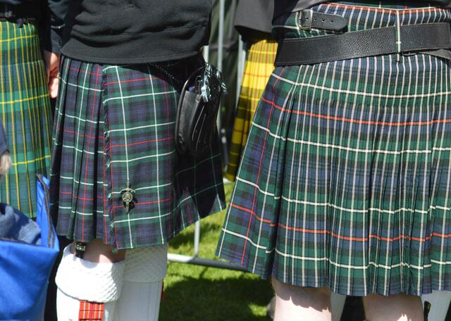 Beim Kilt sind die Falten am Gesäß, die Tasche (Sporran) sitzt vorn. Eine Nadel (Kiltpin) hat den Rock zusammen.