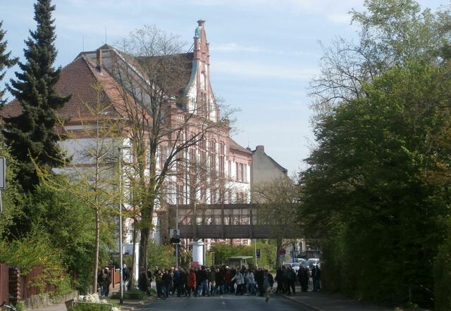 Hinauf auf den Lindener Berg. Im Hintergrund ist die ehemalige Mittelschule III, heute IGS Linden, zu sehen.