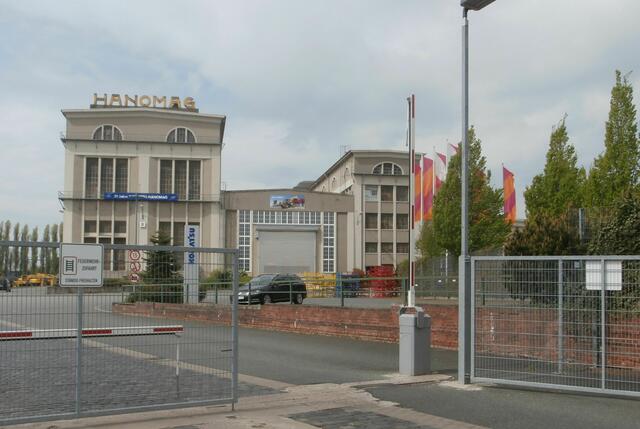 Hanomag-Komatsu-Werksanlage. Früher wurden hier Motoren, Autos, Reifen und Raupenschlepper hergestellt. Heute sind es Radlader und Mobilbagger.