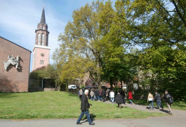 Im Hintergrund Martinskirche und Johann Egestorff-Grabstein (rechts, kaum sichtbar).