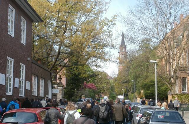 Niemeyerstraße mit der Martinskirche im Hintergrund.