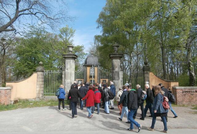Eingang zum Küchengarten-Pavillon. Das Eingangs-Tor wurde 1937 vom Küchengarten/Stephanusstraße nach hierher versetzt.