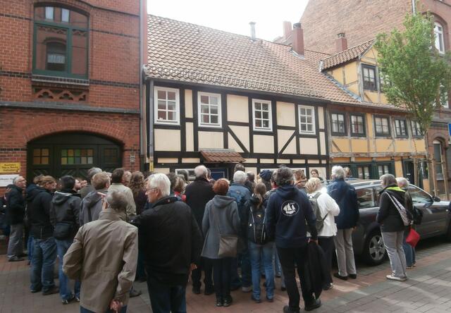 Weberstraße mit alten Häuschen. Hier lebten Leineweber-Familien mit eigenem kleinen Webstuhl im Hause. Sie durften nicht der Leineweber-Zunft beitreten.