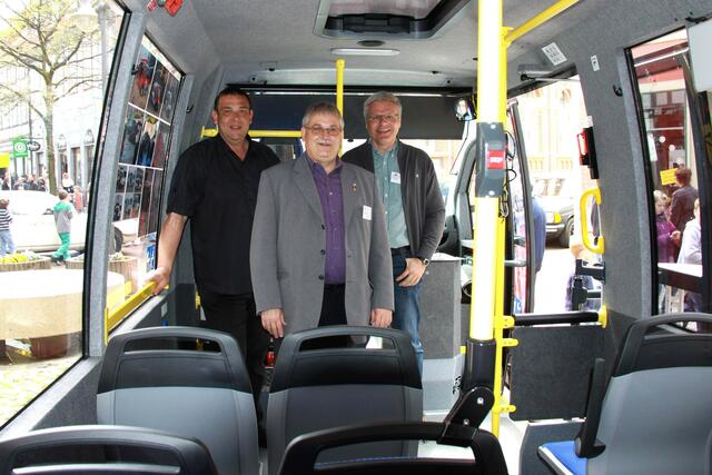 Bernd Hausmann, Klaus Richard Behling und Jon Döring stellen interessierten Bewohnern der Stadt den Bürgerbus vor.
