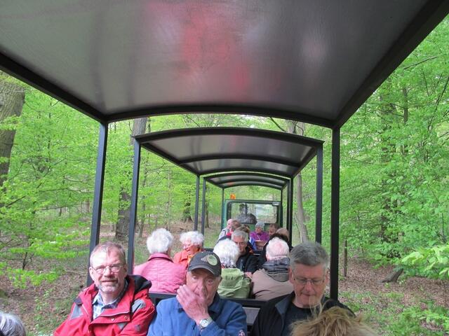 Es geht los - erstmal nur mit 3 Wagen, da auf der leichten Anhöhe sonst die Kraft nicht reicht
