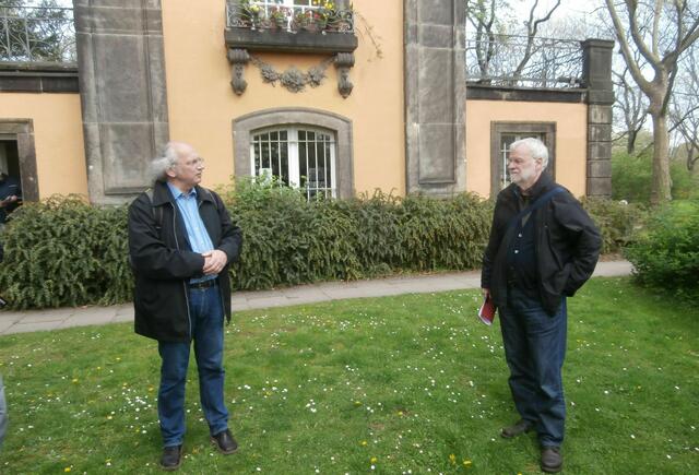 Jonny Peter (links) erklärt die Historie des Pavillons.