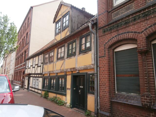 Die Weberstraße wurde um 1700 auf dem Grund des Grafen von Platen angelegt, Bauzeit ca. 30 Jahre.