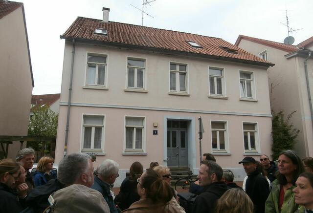 Altes Arbeiterhäuschen in der Charlottenstraße mit Traufe (kein Giebel) zur Straßenseite.
