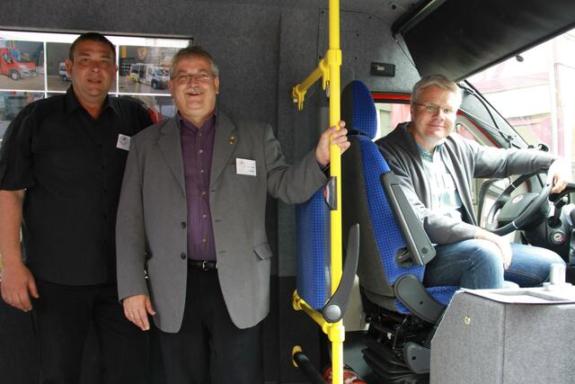 Bernd Hausmann, Klaus Richard Behling und Jon Döring stellen interessierten Bewohnern der Stadt den Bürgerbus vor.