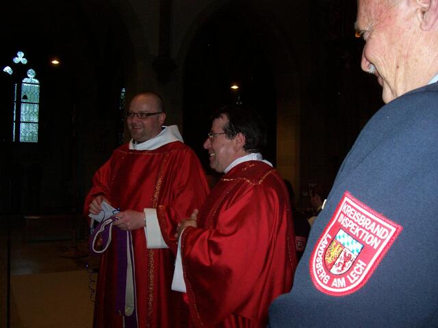 Abschiedsgeschenk für Feuerwehrseelsorger Br. Kornelius Wagner. Rechts im Bild Kreisbrandinspektor Peter Kawohl und Diakon Franz Bauer.