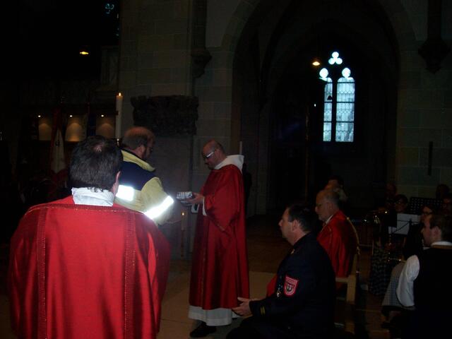 Abschiedsgeschenk für Feuerwehrseelsorger Br. Kornelius Wagner