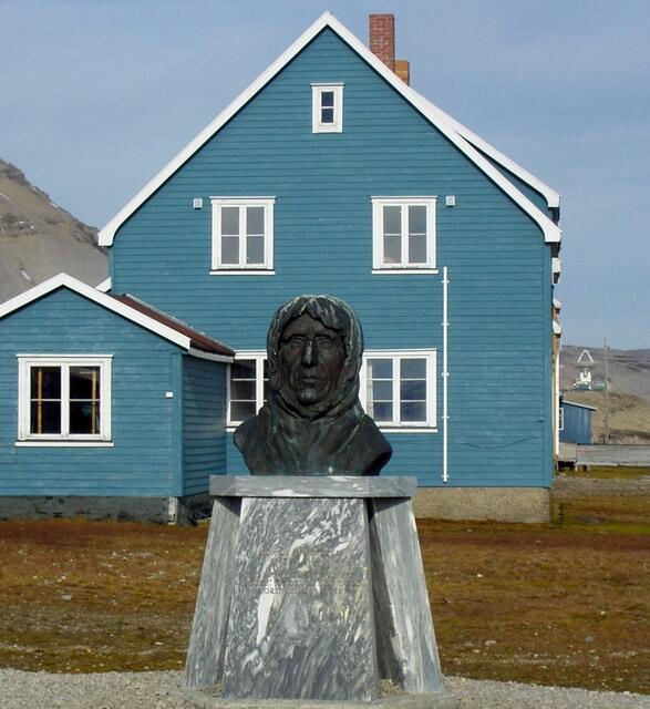 Roald Amundsen Denkmal in Nyalesund