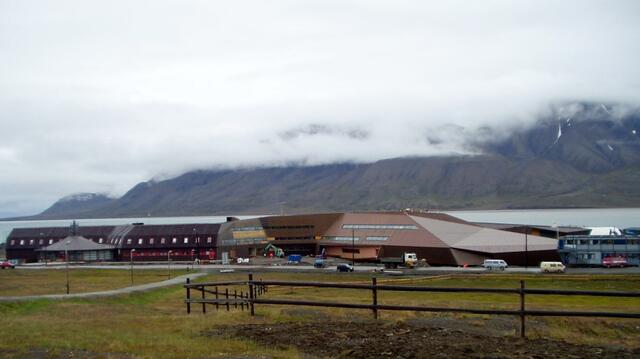 Die moderne Stadthalle von Longyearbyen