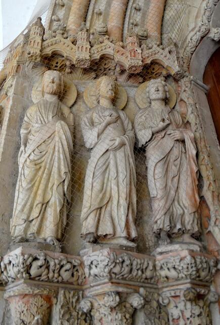 Apostelgruppe im Paradies des Paderborner Doms, in der Mitte St. Jacobus maior an der Muschel deutlich zu erkennen.