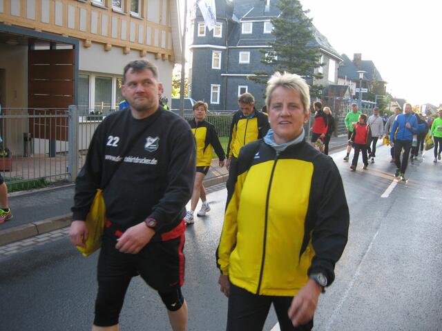 Dirk Müller und Birgit, dahinter Petra und Reinhard