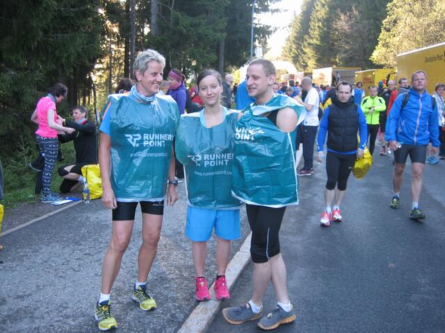 Birgit, Juliane und Andre halten sich warm