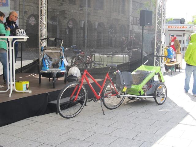 Vorstellung auf der Bühne der verschiedenen Fahrradanhänger