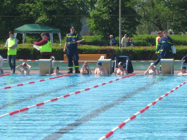 Gleich fällt der Startschuss für das erste Staffelrennen beim Hamelner Triathlon.