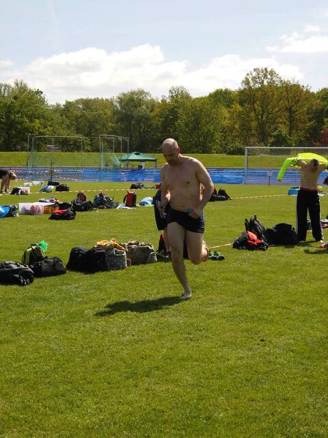 Marko hat das Schwimmen und die lange Wechselzone gleich geschafft.