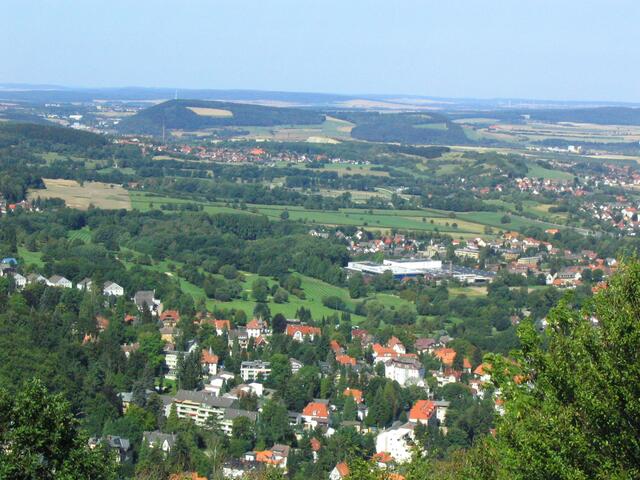 Und wer möchte, wandert noch auf den nahen Burgberg und schaut, staunend vor so viel Schönheit, in die Weite. Der Ausflug hat sich gelohnt.