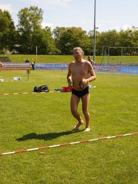 Jo hatte mehr Probleme die lange Wechselzone zu laufen als die 500 Meter zu schwimmen. Sein erster Wettkampf nach 10 Jahren! Schön, dass du dabei warst!