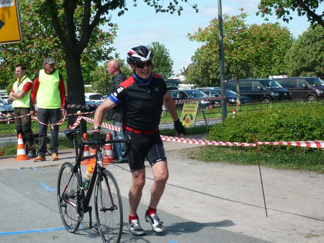 Die ersten Laufmeter nach dem Radfahren sind immer eine Umstellung, und das mit Radschuhen.