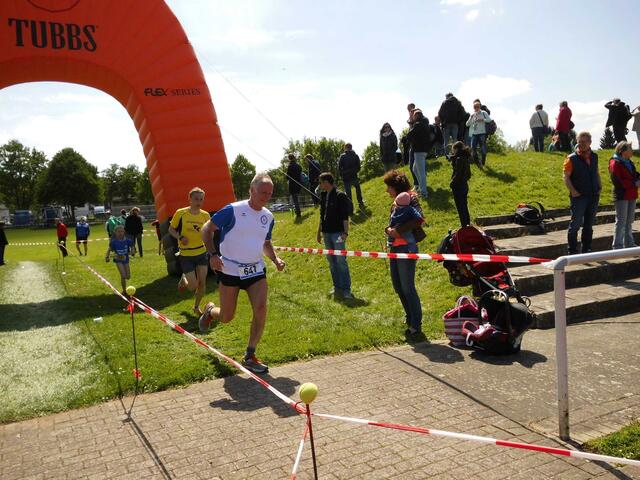 Die Hälfte der Laufstrecke ist für Andreas geschafft. Die Siegerstaffel läuft schon Richtung Ziel. 2,5 km Vorsprung.