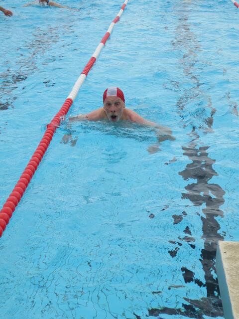 Auch mit Brustschwimmen kommt man ans Ziel.