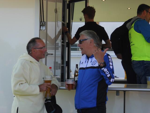 Mister Hameln-Triathlon, Peter Neugebauer, spricht mit Joachim, der vor 10 Jahren nach dem Wettkampf zusammengebrochen war.