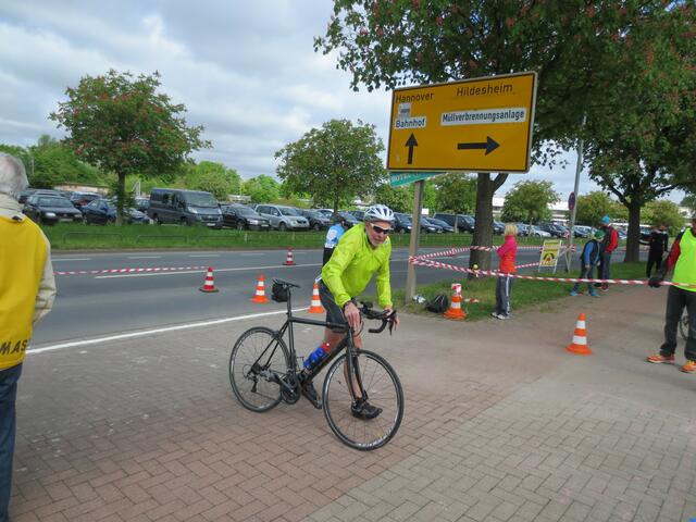 Auch die 20 km Rad sind erledigt; schnell Rad abstellen und in die Laufschuhe.