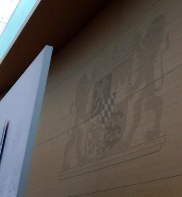 Im Hintergrund der Regierungsbank