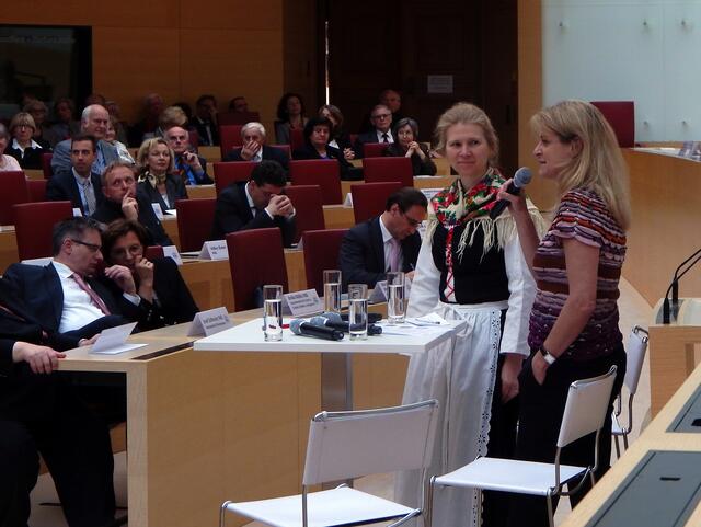 Mechthilde Wittmann MdL leitet die zweite Gesprächrunde. Hier mit Silvia Jäger, die Geschäftsführerin des Tanz und Folkloreensemle "Ihna"