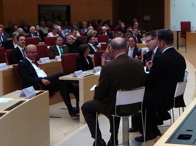 Erste Gesprächsrunde unter Leitung von Josef Zellmeier MdL Bernd Fabritius, Bernd Possel und dem Landtagspräsident a. D. Johann Böhm
